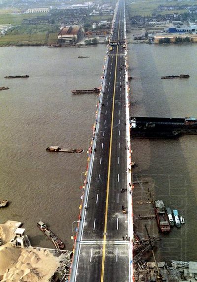 走向与规划中的南北快速干线(4号线)一致,是跨越黄浦江的第四座大桥