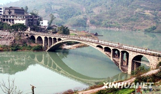 南溪大桥位于云阳县南溪镇卫星村和水市村之间,横跨汤溪河畔,是连接渝