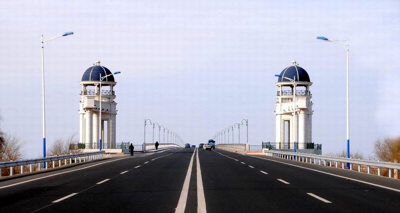 松花江公路大桥于1986年7月开工,1989年