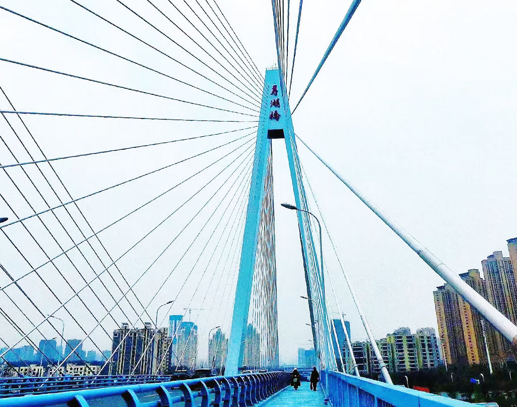 �人���º���