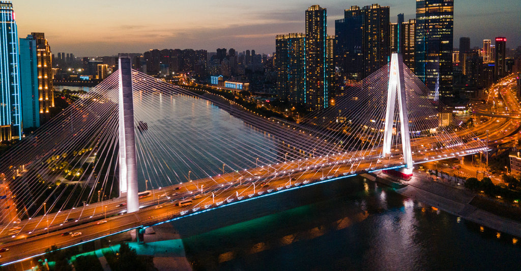 �人���º���