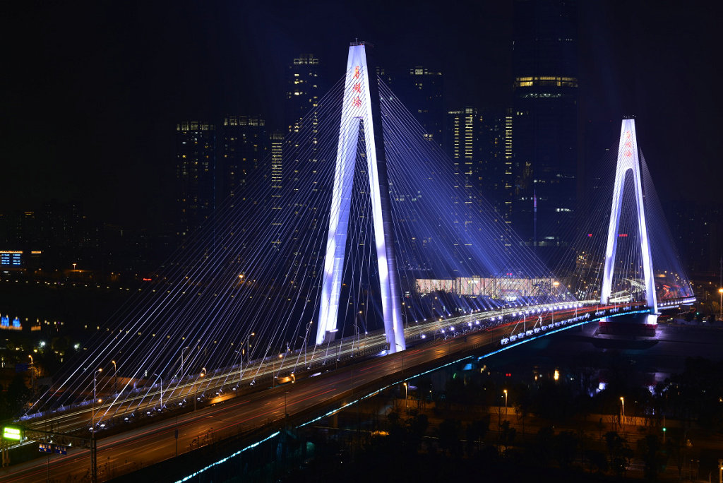 �人���º���