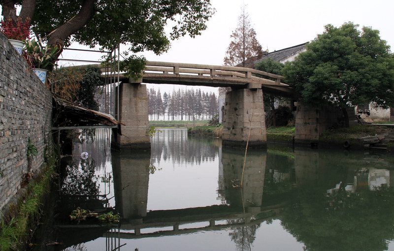 为三孔墩式石平桥,桥长23.6米,桥面宽2.0米.