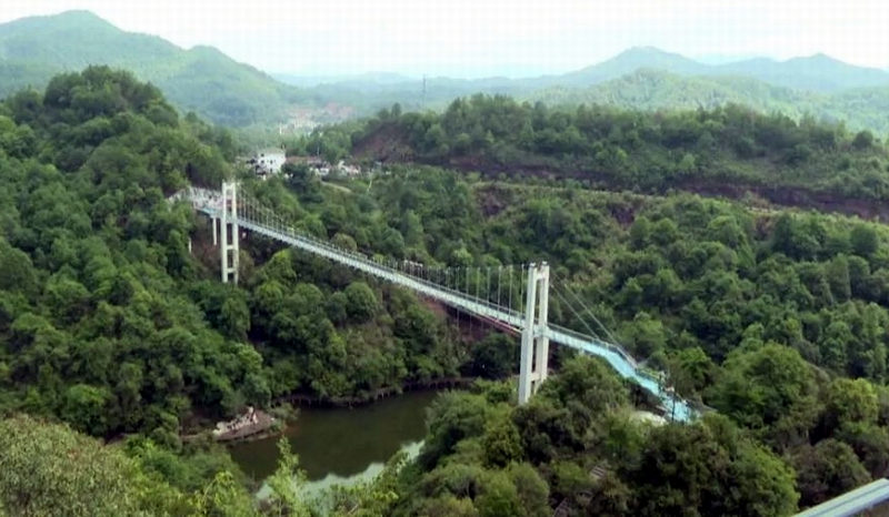 平远县中行镇大河背景区玻璃桥