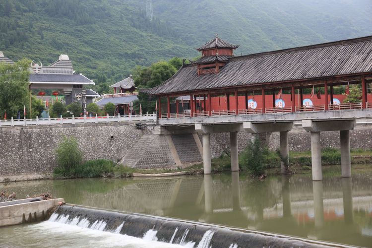 凤县双石铺镇羌族文化园桑吉娜廊桥