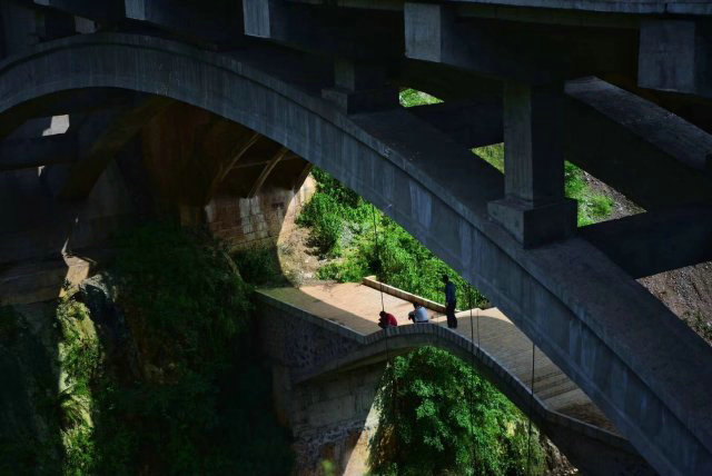 �����и����������