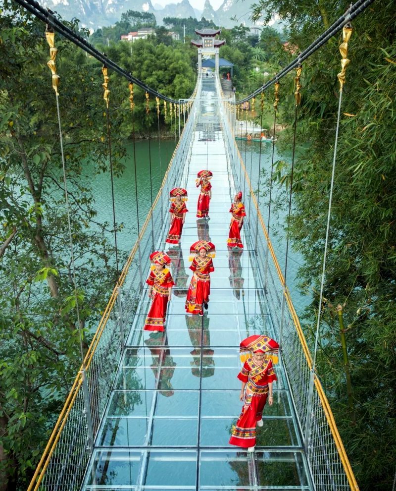 宜州市怀远镇中洲河玻璃桥景区玻璃桥
